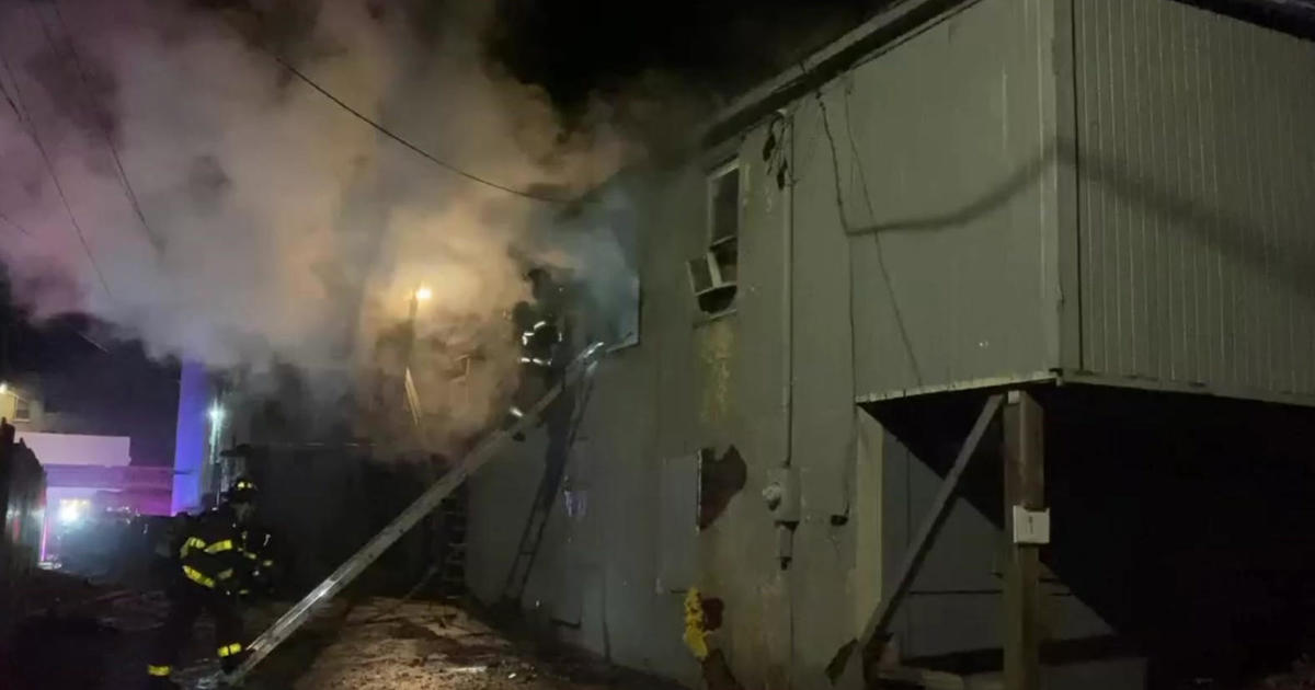 Man dies, officer suffers severe burns in Virginia apartment fire