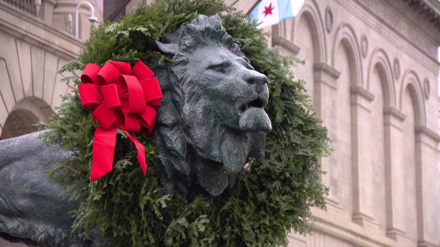 art-institute-lions-wreaths-2.png 