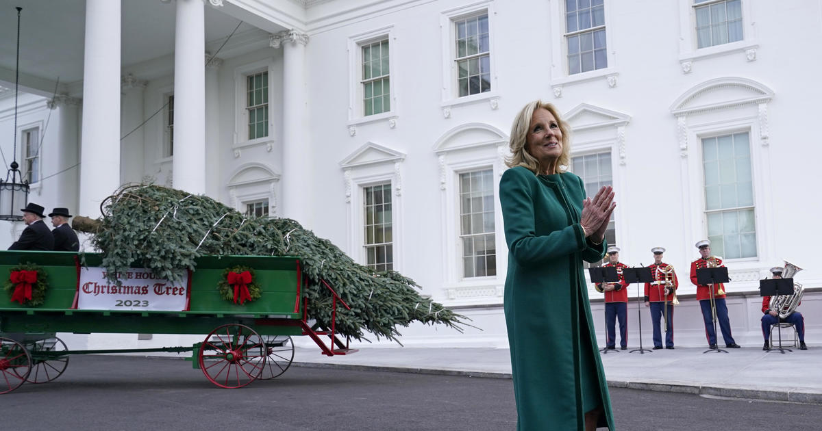 Джил Байдън разкрива празничния декор на Белия дом за 2023 г. Вижте снимки на коледните елхи, орнаменти и други.
