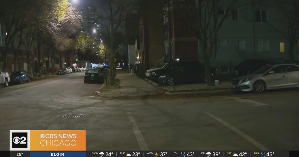Armed robber targets man on West Side - CBS Chicago