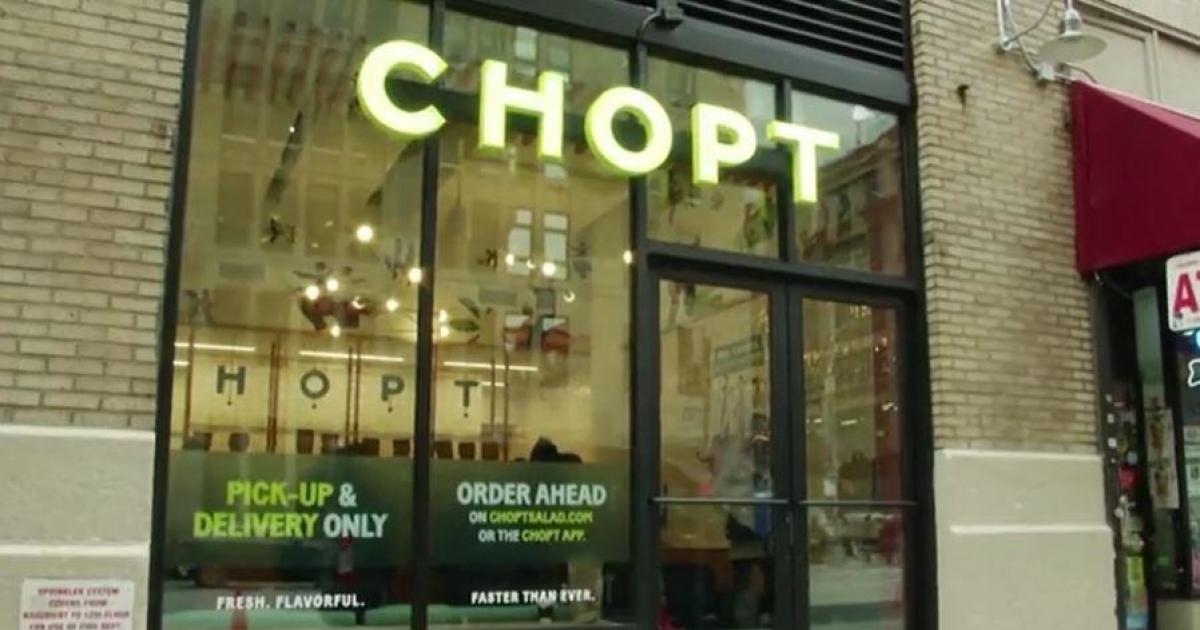 Жена от Кънектикът съди ресторанти Chopt, след като се твърди, че е „дъвкала част от човешки пръст“ в салата