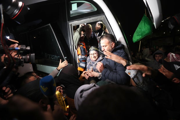 33 Palestinians released from Israeli jails in the 4th batch of prisoners swap
