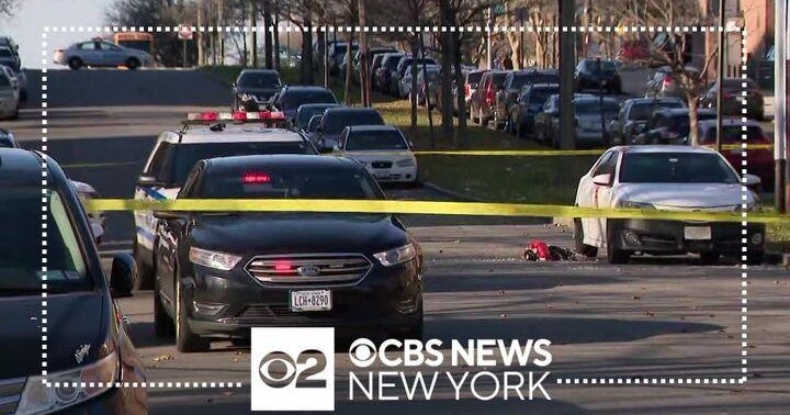 Police searching for suspect in Bronx stabbing - CBS New York