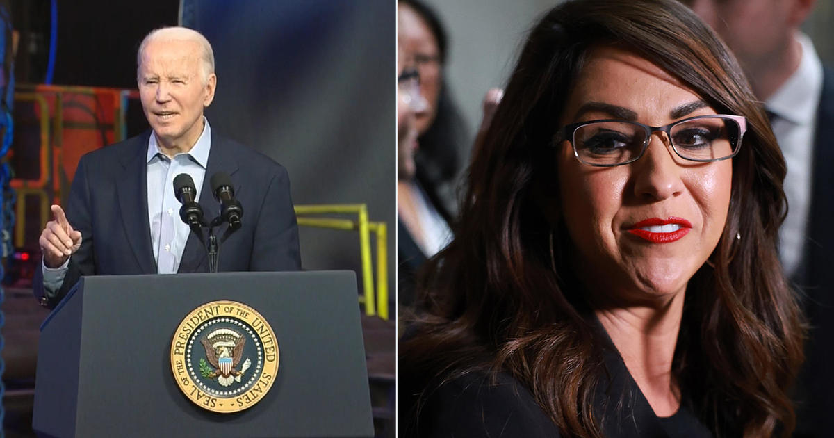 El presidente Joe Biden se santigua tras mencionar a la representante de Colorado Lauren Boebert, y sigue un ataque político