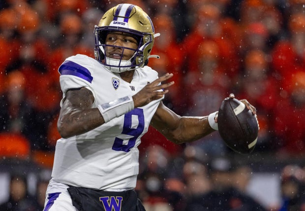 washington-huksies-quarterback.jpg