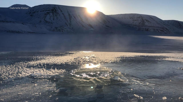 Methane surfacing in an Arctic glacier 
