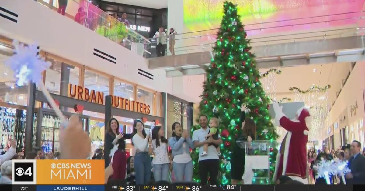 CBS Information Miami’s Lauren Pastrana joined Santa for the Dadeland Mall tree lights