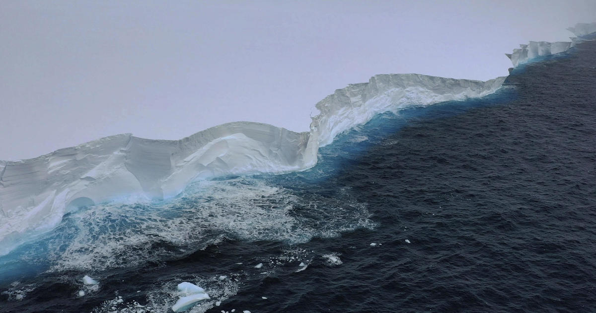 Video shows research ship's "incredibly lucky" encounter with world's largest iceberg as it drifts out of Antarctica
