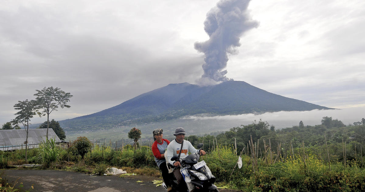 11 туристи загинаха, 12 изчезнаха след изригването на вулкана Марапи в Индонезия