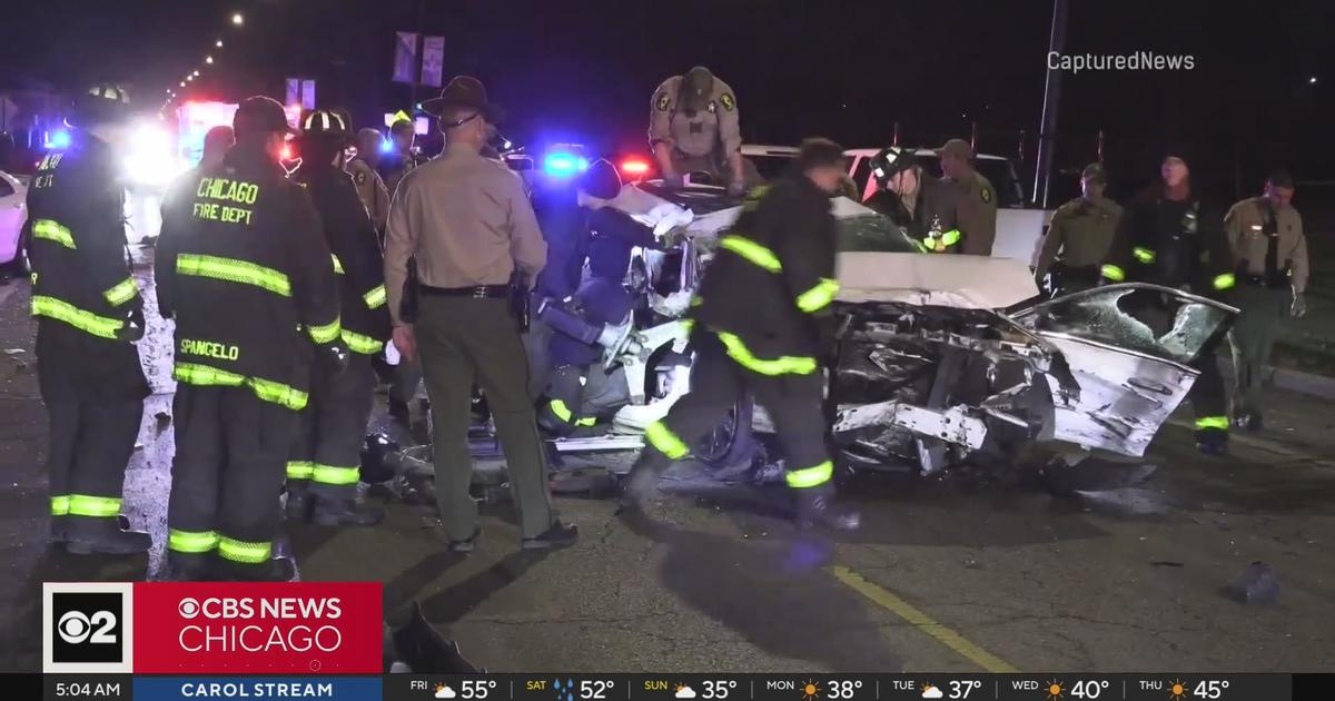 1 dead after multi-car crash on Chicago's Southwest Side - CBS Chicago