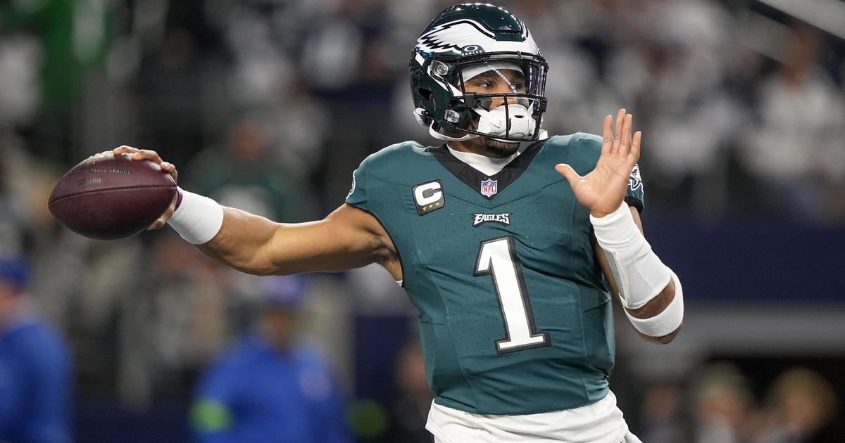 Hurts escapa de ser atingido após grade desabar em jogo dos Eagles