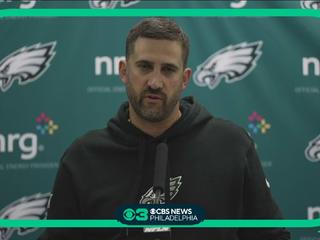 Hurts escapa de ser atingido após grade desabar em jogo dos Eagles