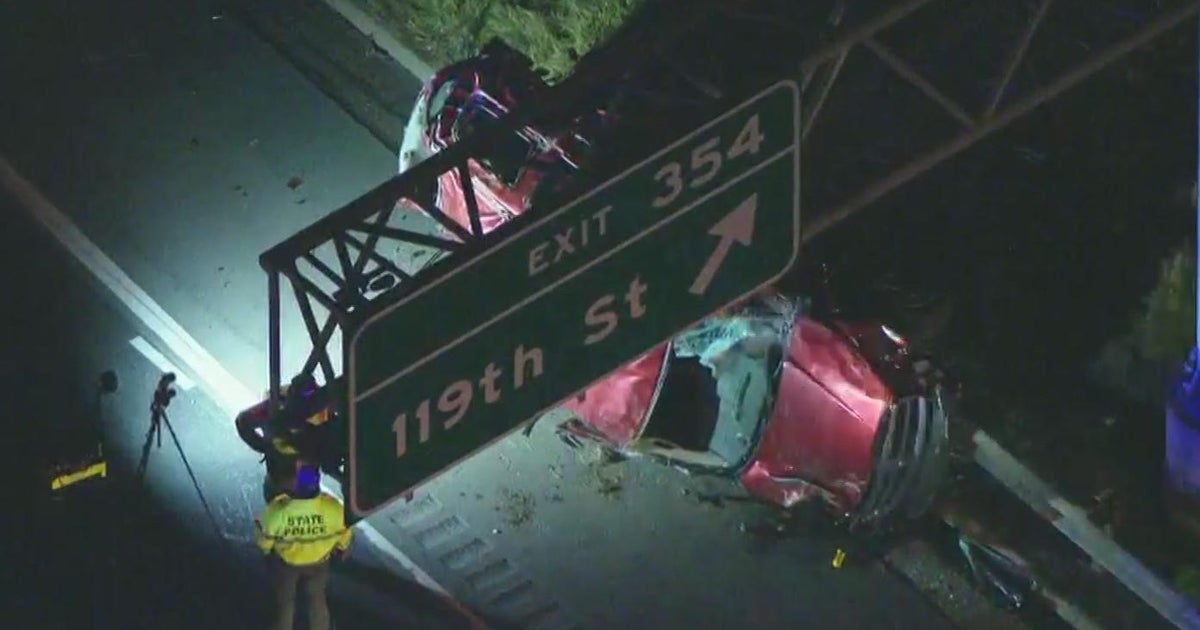 Crash shuts down I-57 on Chicago's Far South Side - CBS Chicago
