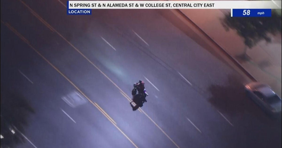 Police chase a speeding motorcycle through downtown Los Angeles ...