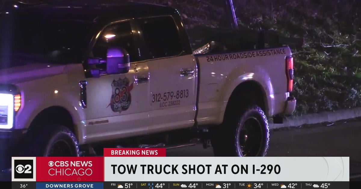 Man in critical condition after shooting on Chicago expressway - CBS ...