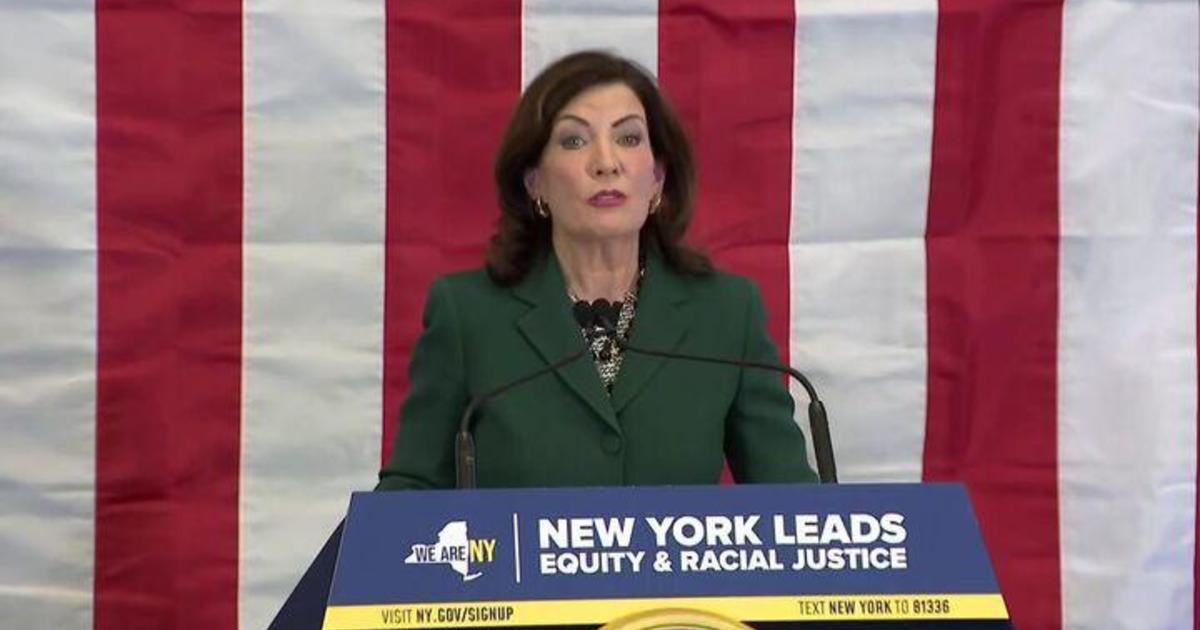 La gobernadora de Nueva York, Kathy Hochul, firma una polémica legislación para crear la Comisión de Reparación de la Esclavitud
