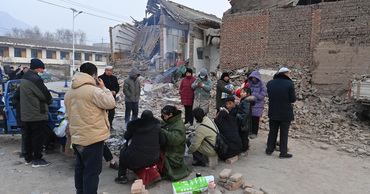 Земетресение в Китай остави най-малко 126 убити, стотици ранени