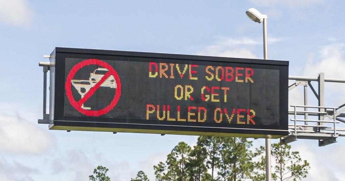 Пиян шофьор в Калифорния се разби в знак предупреждаващ че