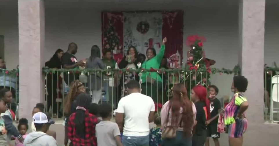 People of troubled Opa-locka flats Glorieta Gardens get dose of holiday getaway cheer People of troubled Opa-locka flats Glorieta Gardens get dose of holiday getaway cheer