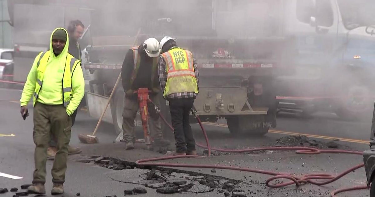 Water main break briefly snarls Manhattan's West Side - CBS New York