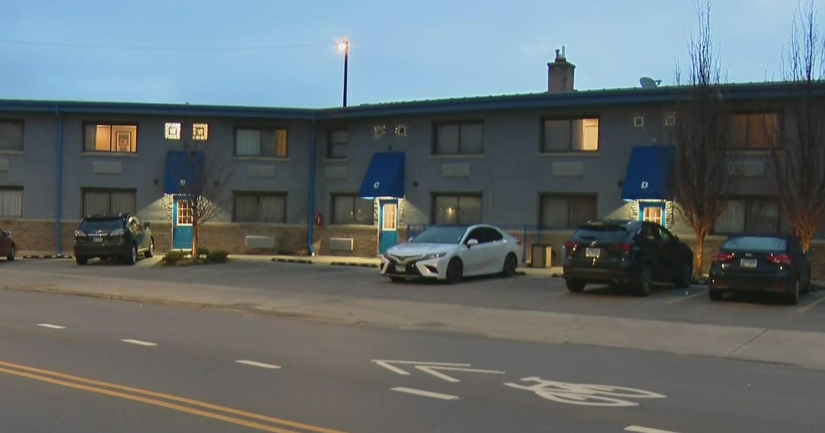 Man arrested after standoff at Chicago motel - CBS Chicago