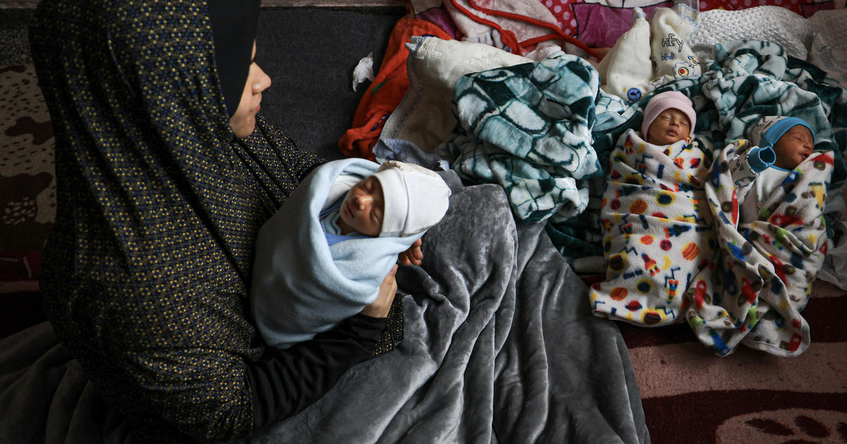 Семейство от Газа се опитва да защити новородените четиризнаци на фона на разрушенията от войната