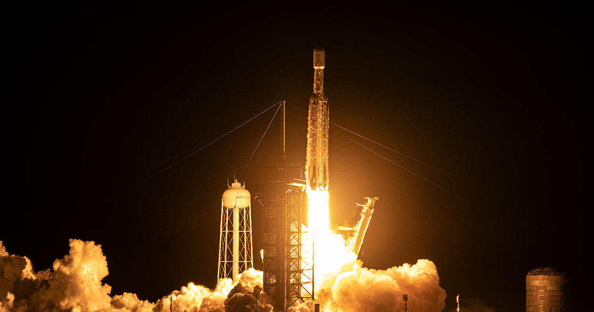 SpaceX има за цел да изстреля двойна ракета, за да постави военен космически самолет и повече Starlinks в орбита