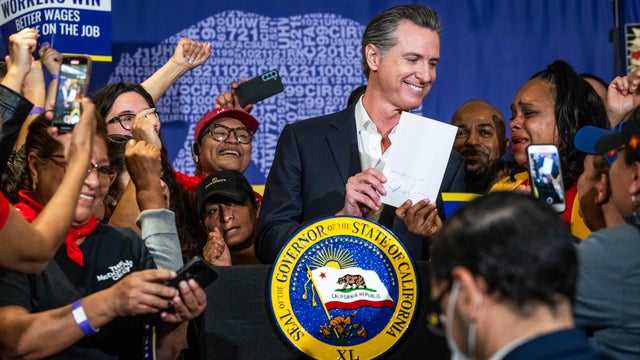 Gov. Newsom Signs Bill Raising Fast Food Workers Minimum Wage To $20