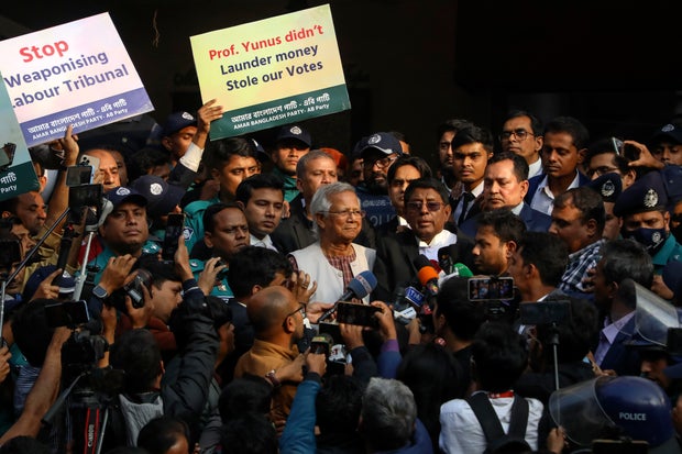 Ο βραβευμένος με Νόμπελ Ειρήνης Δρ Muhammad Yunus φτάνει στο Εργατικό Δικαστήριο στη Ντάκα