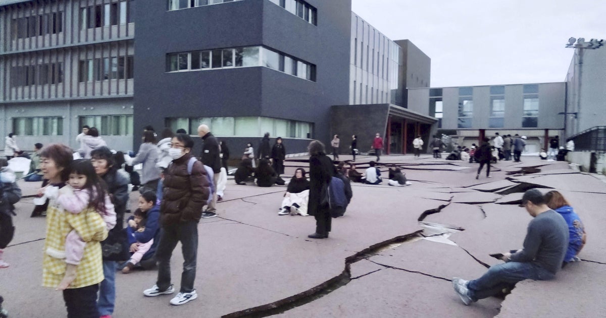 Powerful earthquakes off Japan’s west coast prompt tsunami warnings Powerful earthquakes off Japan’s west coast prompt tsunami warnings