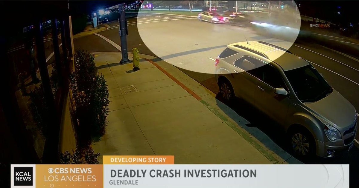Man dead after violent two-car crash in Glendale - CBS Los Angeles