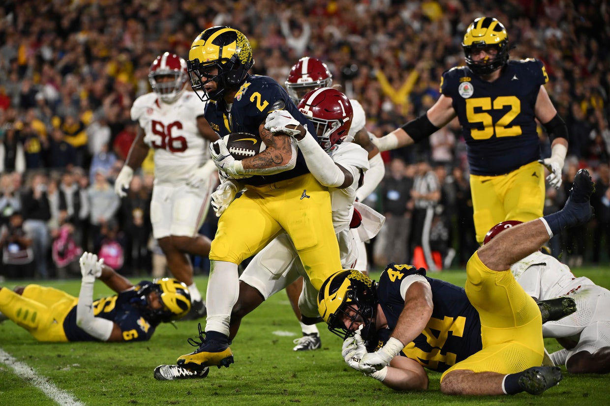 No. 1 Michigan beats No. 4 Alabama 27-20 in OT on Blake Corum's TD run ...