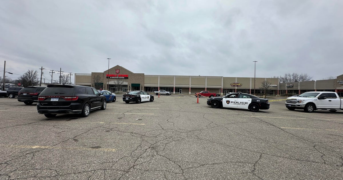 Police presence at Maple Plaza Shopping Center in Walled Lake - CBS Detroit