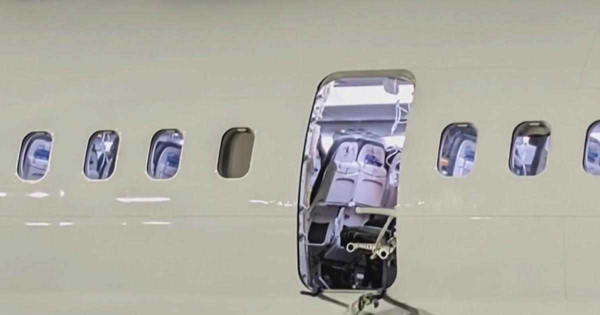 Tre passeggeri del volo Alaska Airlines 1282, dove è saltato un sigillo della porta, hanno fatto causa alla compagnia aerea e alla Boeing per 1 miliardo di dollari.