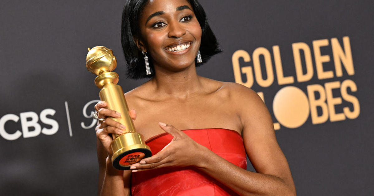 At Golden Globes, Ayo Edebiri of “The Bear” thanks her agent’s assistants, “the people who answer my emails”