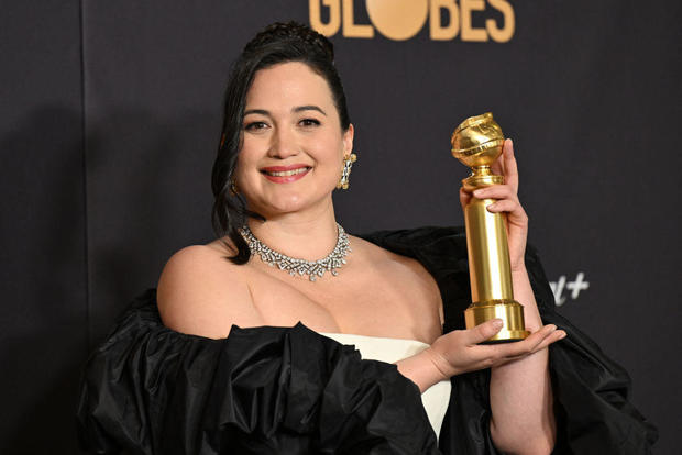 Lily Gladstone poses with the Golden Globe Award 