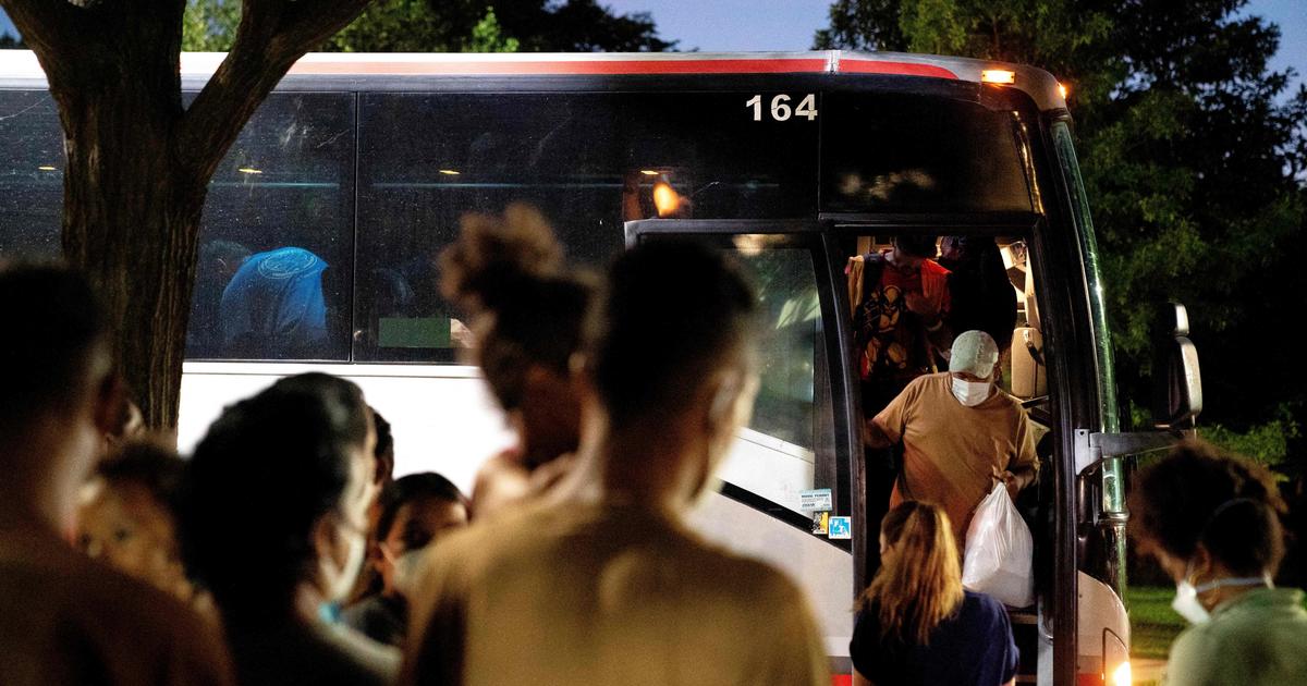 Как властите в Тексас възпрепятстваха усилията на организациите с нестопанска цел да помогнат на мигрантите, които те превозваха с автобуси до северните градове