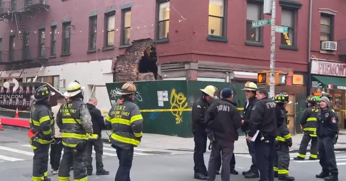 Parte de la fachada de un edificio se derrumbó en Little Italy de la ciudad de Nueva York