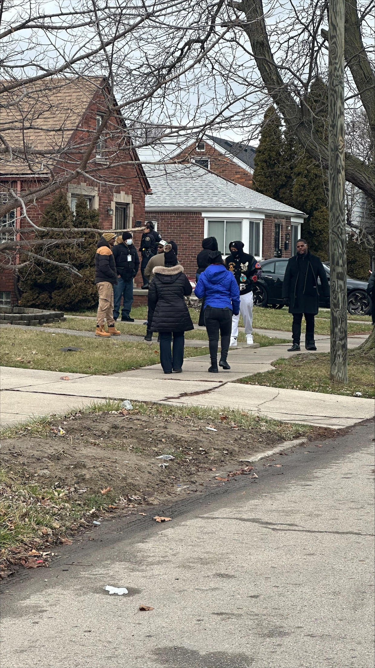 Community and Detroit police door-knock, seeking answers in fatal ...
