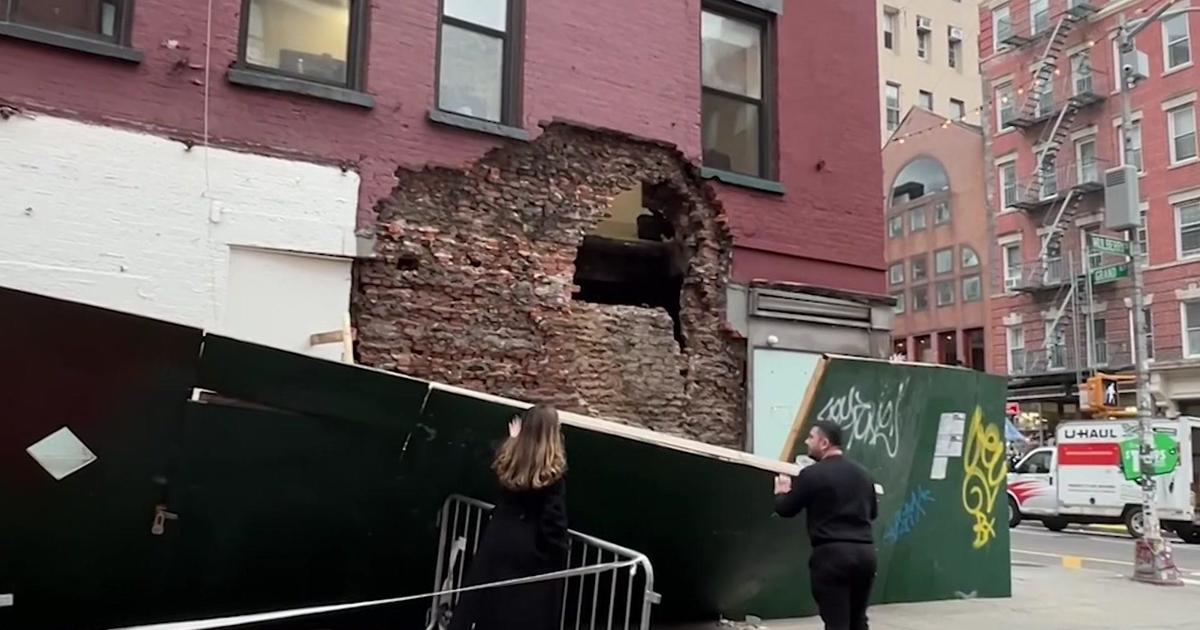 Parte della facciata di un edificio è crollata nella Little Italy di New York