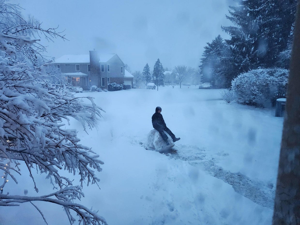 Residents experience heavy snowfall in SE Michigan 