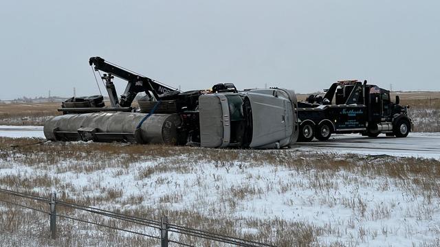 overturned-truck-1-dale.jpg 