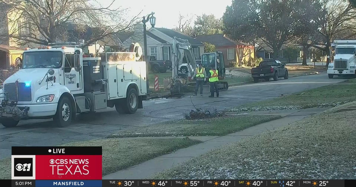 Water man breaks in Fort Worth neighborhood - CBS Texas