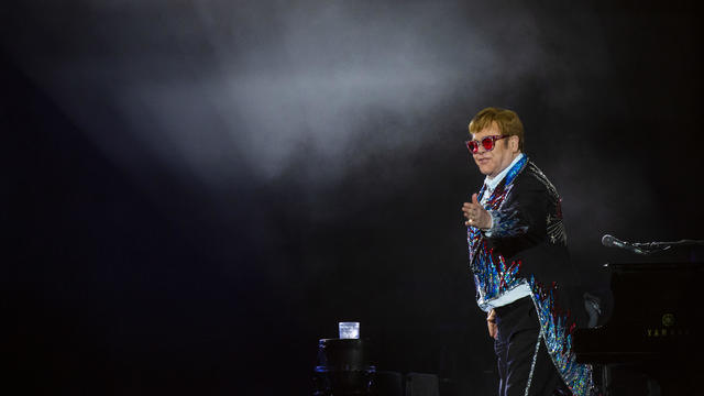 Elton John thanks the crowd on the last of 3-night stand 