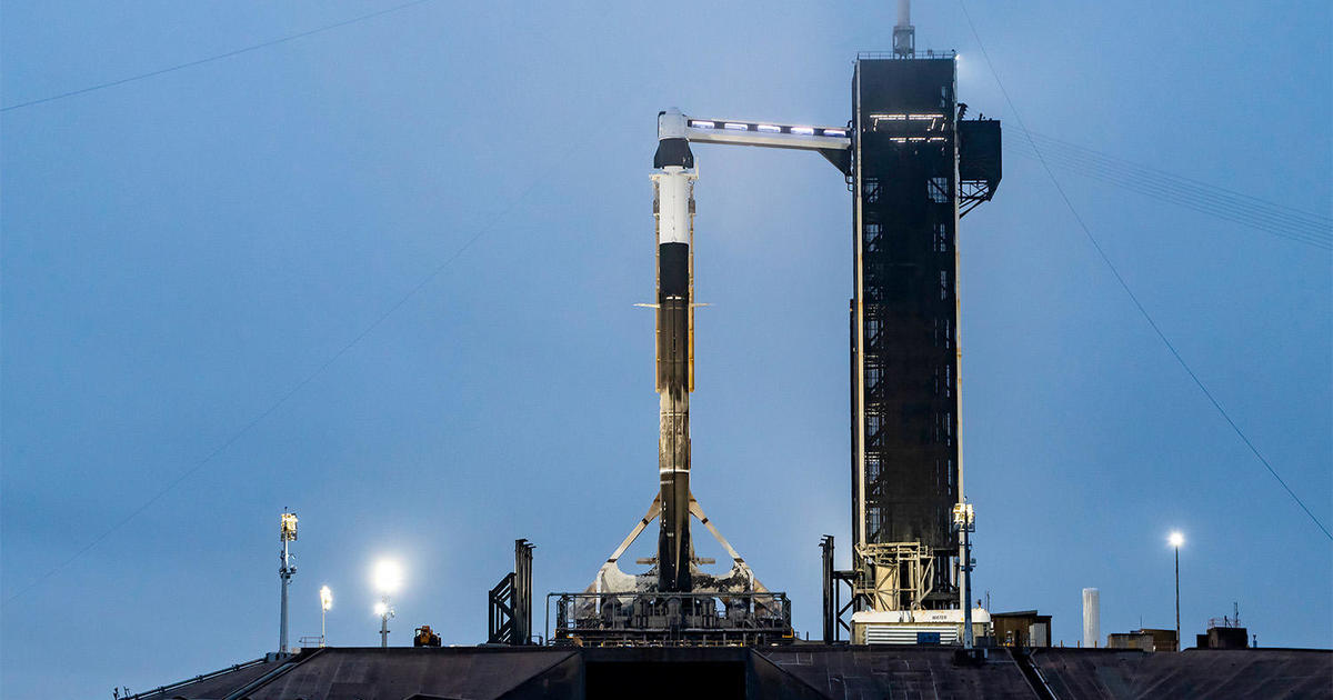 Международен четиричленен екипаж закопчан в капсула на SpaceX на върха