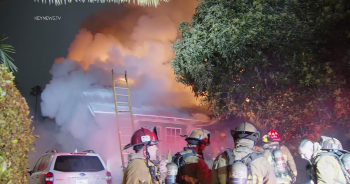 Hollywood House Fire Injures 4 Lafd Firefighters And 2 Men Sparks