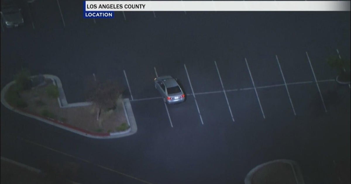 Watch: Pursuit suspect weaves through mall parking lot to lose deputies ...