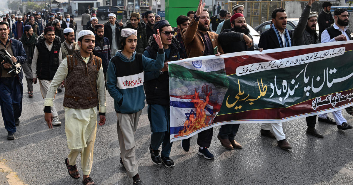 Пакистан атакува убежища на терористи в Иран, докато съседите си разменят огън