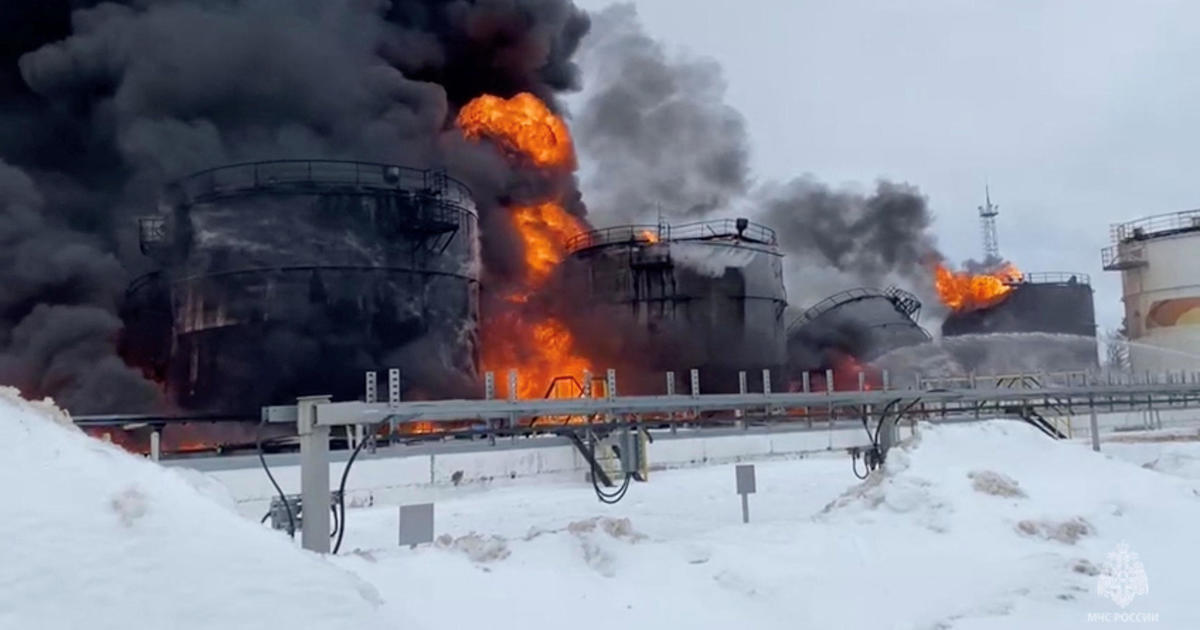 Руското петролно депо, ударено от украински дрон в пламъци, докато Украйна засилва атаките преди 2-годишната война