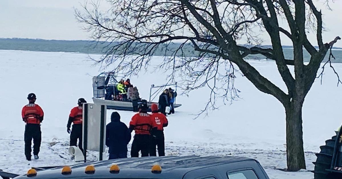 20 души, блокирани на ледения къс на езерото Ери, се върнаха на сушата след спасителна операция